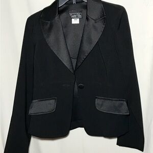 Women’s Two piece suit..Top & Skirt..by Suits Us..size 11/12